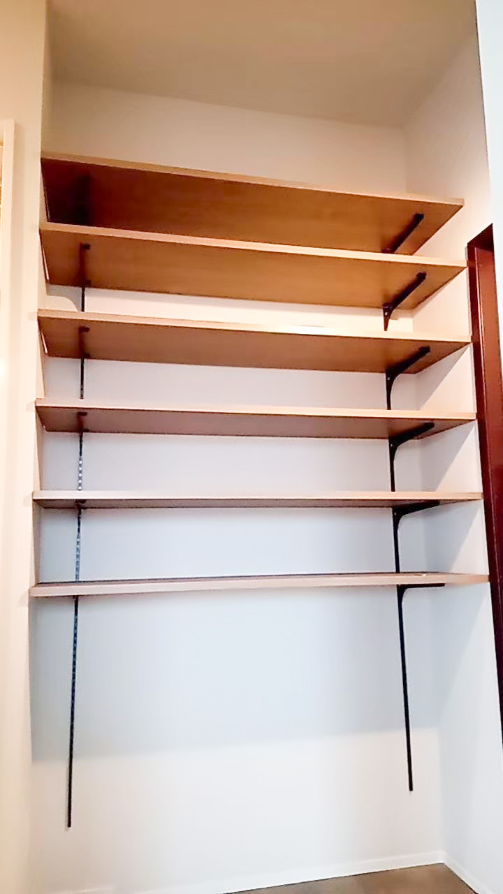 明石市のマンションリノベーション事例|アイアンブラケットで造作したオープン収納棚|造作工事