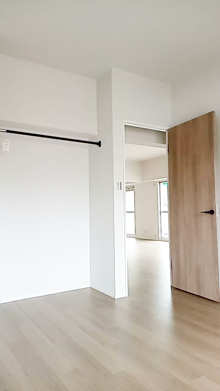 明石市のマンションリノベーション事例|ハンガーパイプ付き洋室から隣室を見通した様子|TEAM-R