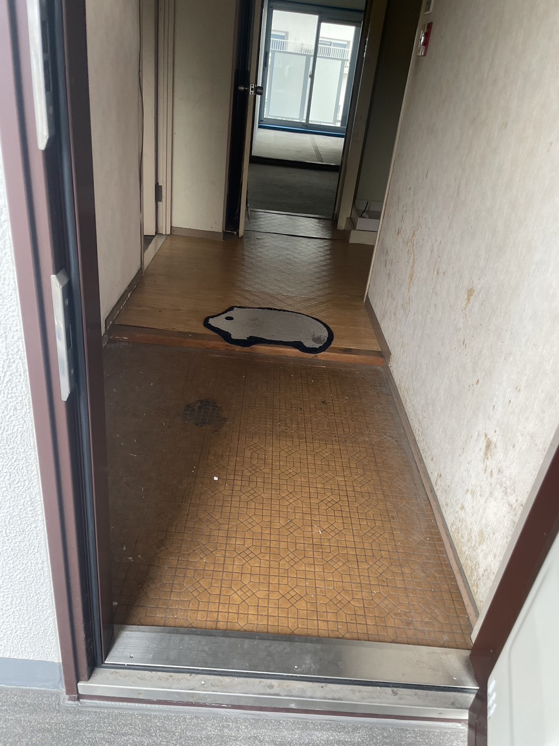 明石市のマンションリノベーション事例(ビフォー)|改修前の玄関|TEAM-R