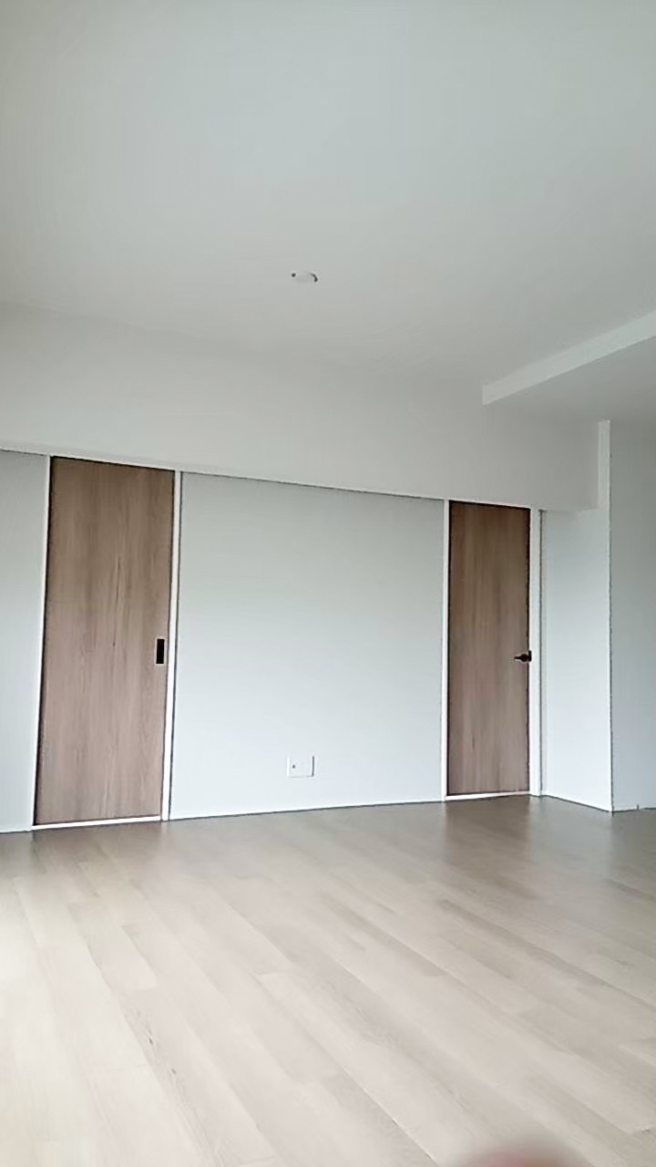 明石市のマンションリノベーション事例|木目の引戸を配した明るい洋室|TEAM-R