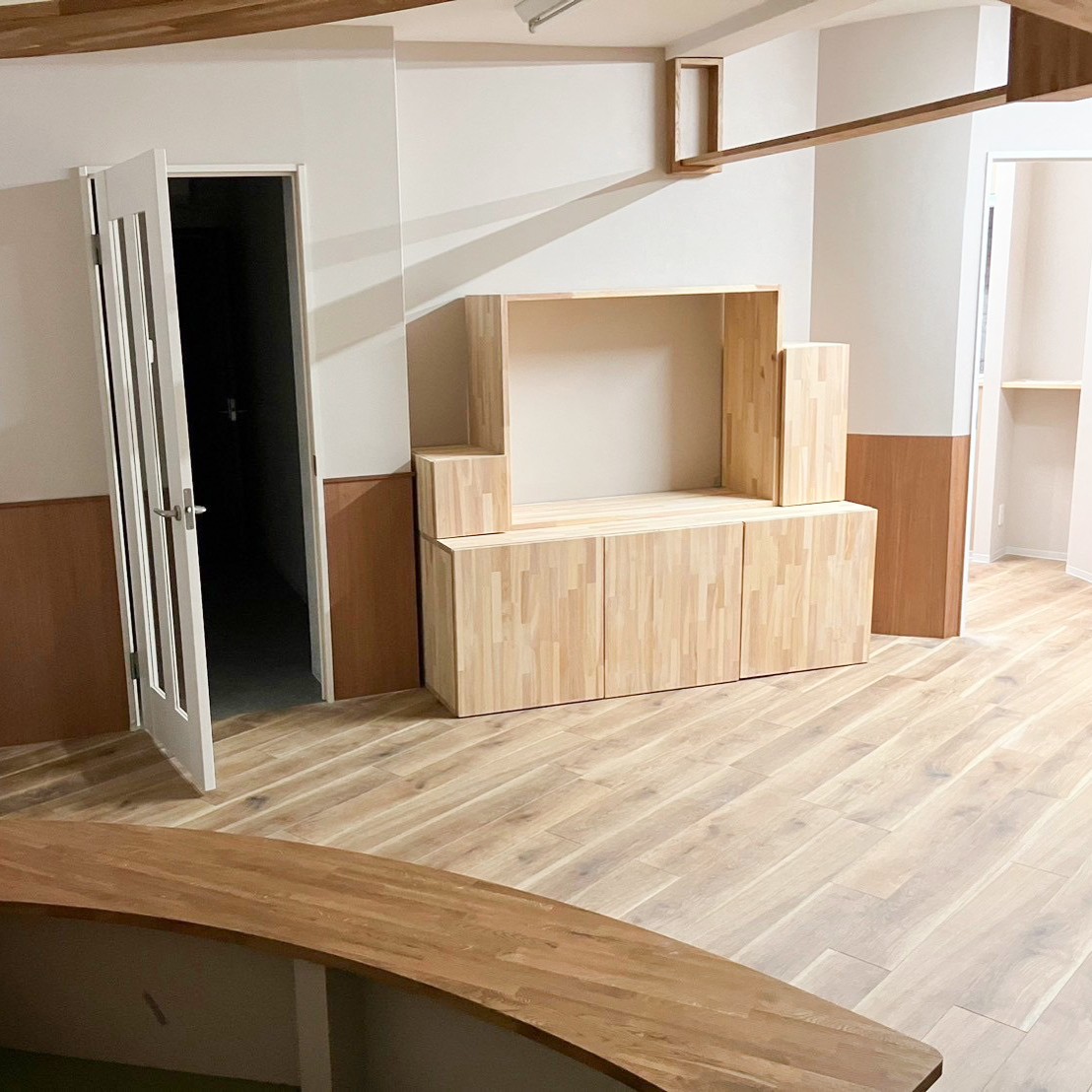 高槻市の店舗造作事例。コストを抑えて集成材で製作した階段状のオリジナルテレビ台と収納|造作工事