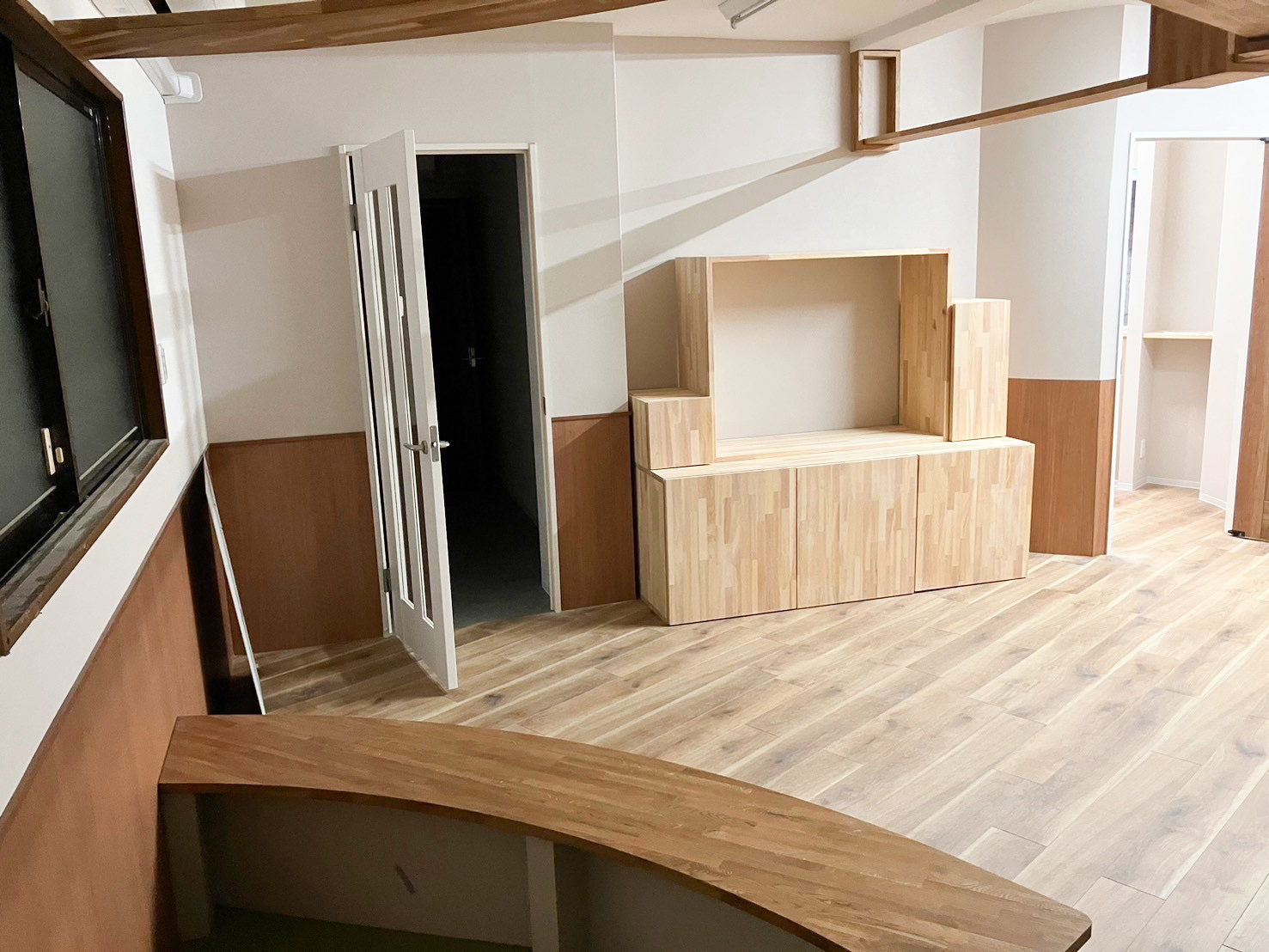 高槻市の店舗造作事例。コストを抑えて集成材で製作した階段状のオリジナルテレビ台と収納|造作工事