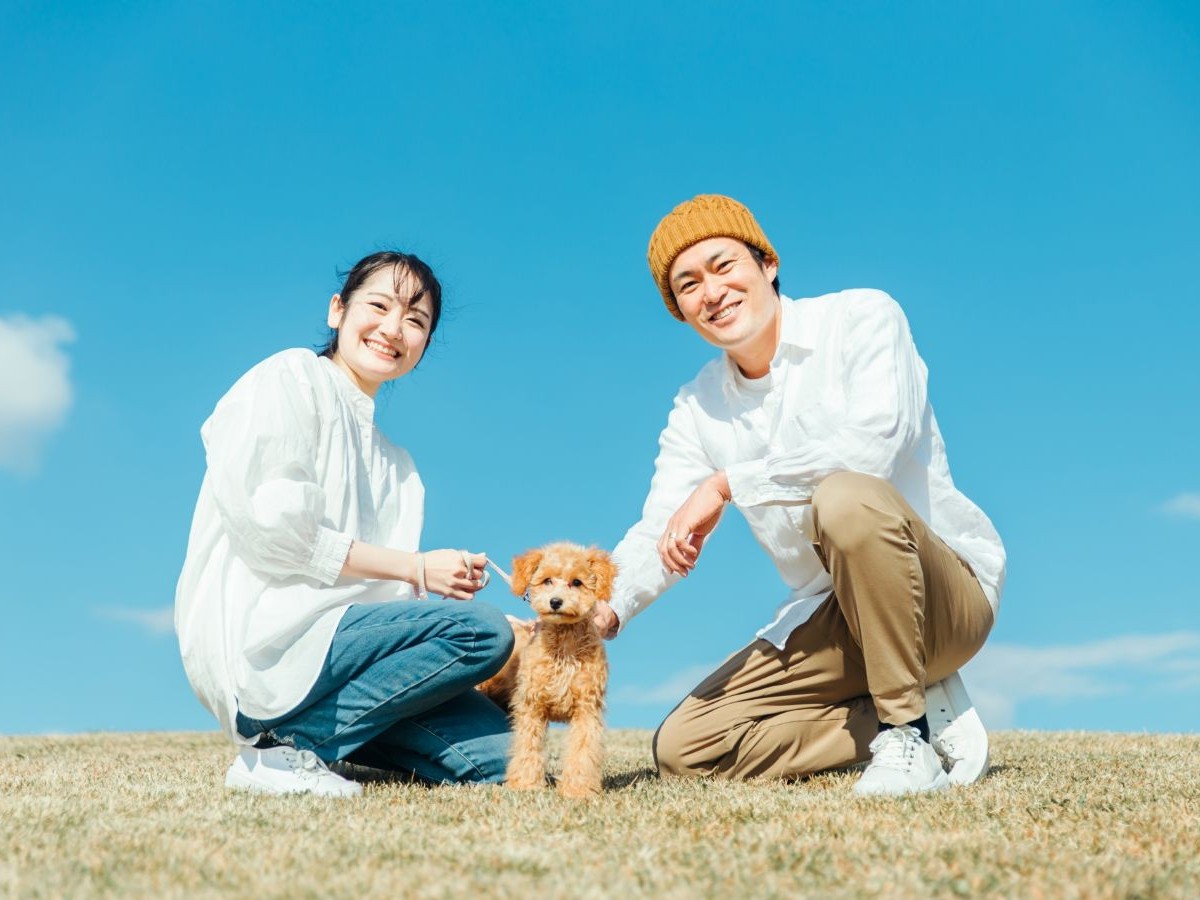 夫婦と愛犬が生き生きと幸せそうな様子