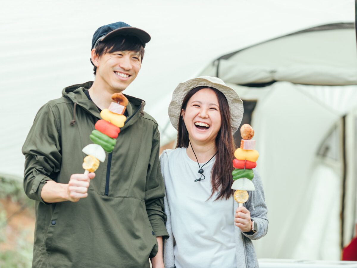庭で楽しくBBQしている様子