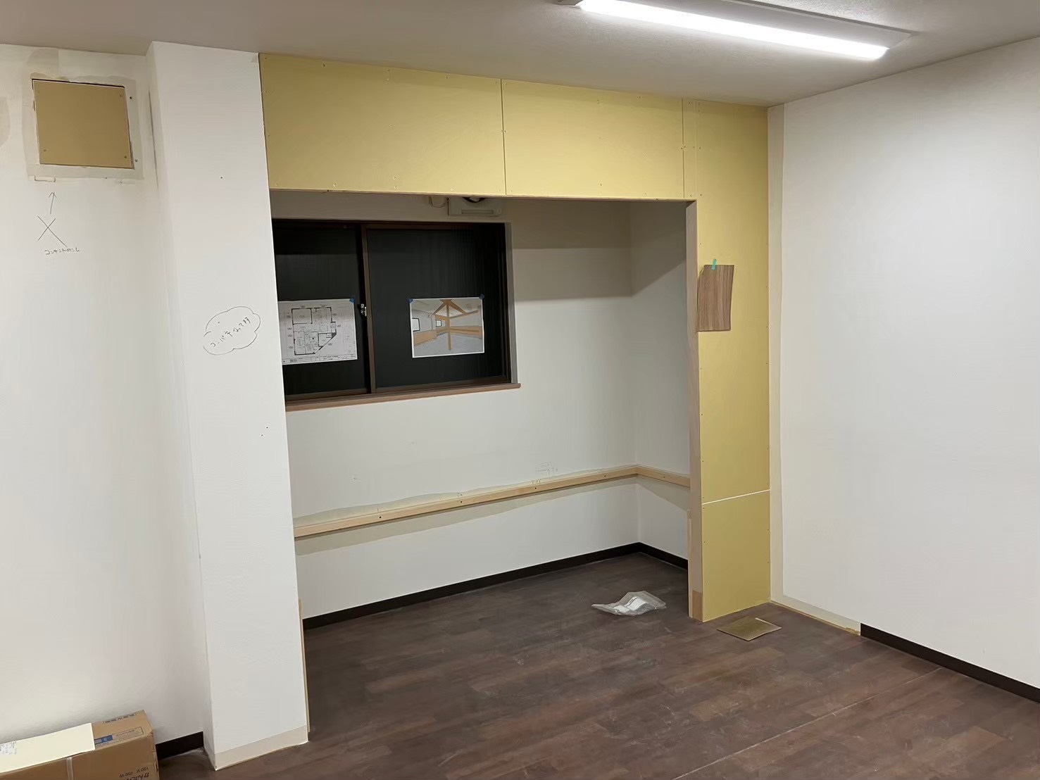 大阪市東淀川区の猫カフェ内装リフォーム前の様子。ベンチを造作する前のニッチ壁と下地、窓まわりの施工中カット｜TEAM-R