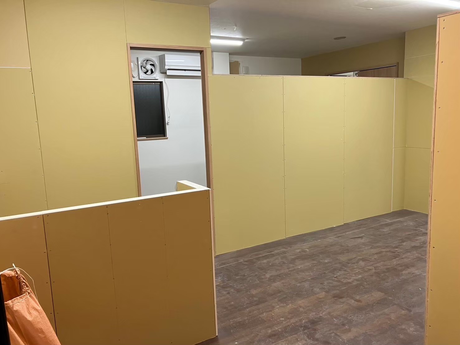 大阪市東淀川区の猫カフェ造作前の下地工事。間仕切り壁と建具まわりを組んでいる施工中の様子｜造作工事