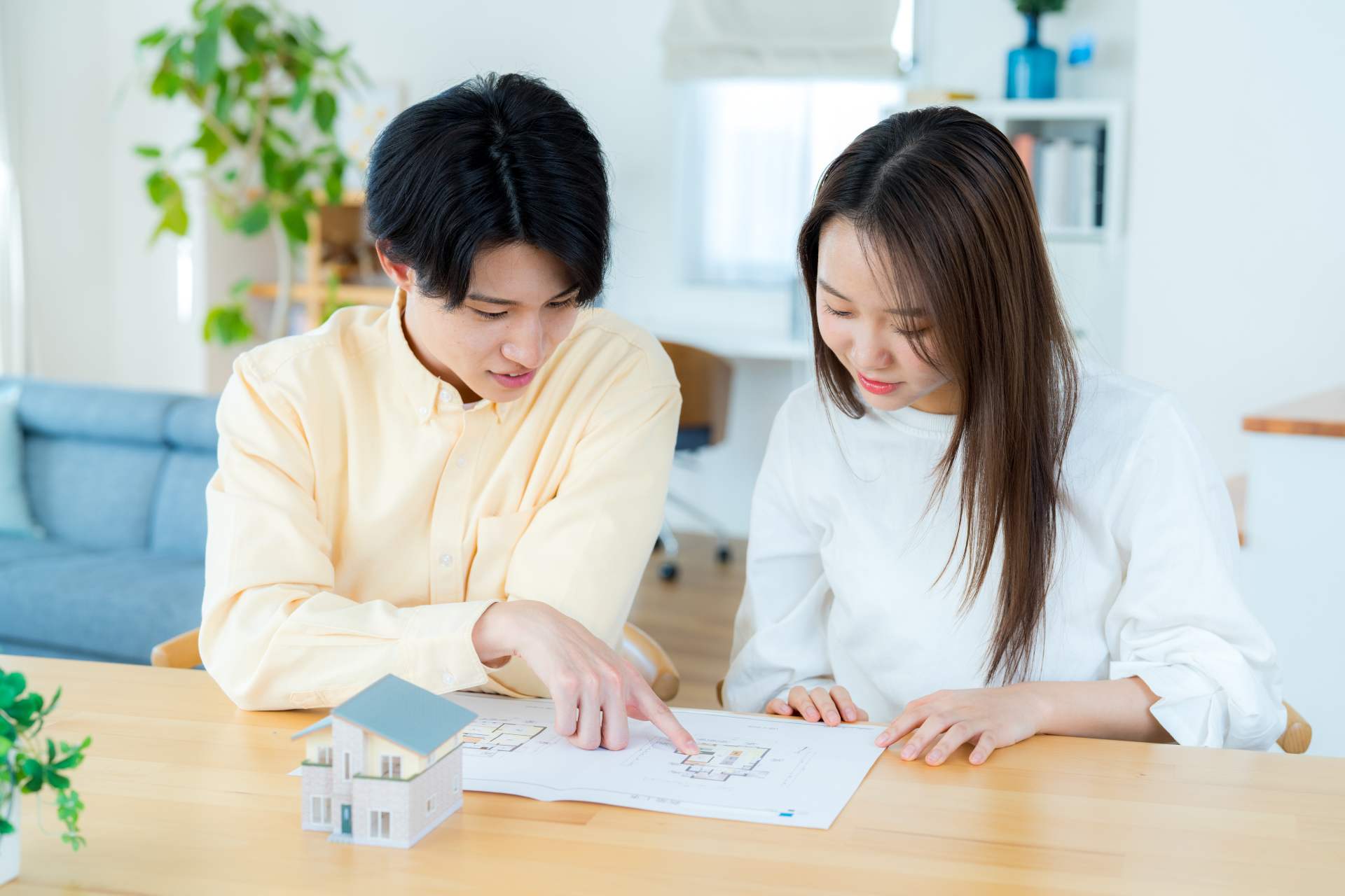 リノベーションプランを相談している夫婦