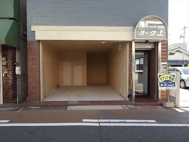 堺市西区の店舗リノベーション事例 改装前のシャッター店舗の外観(ビフォー)|TEAM-R