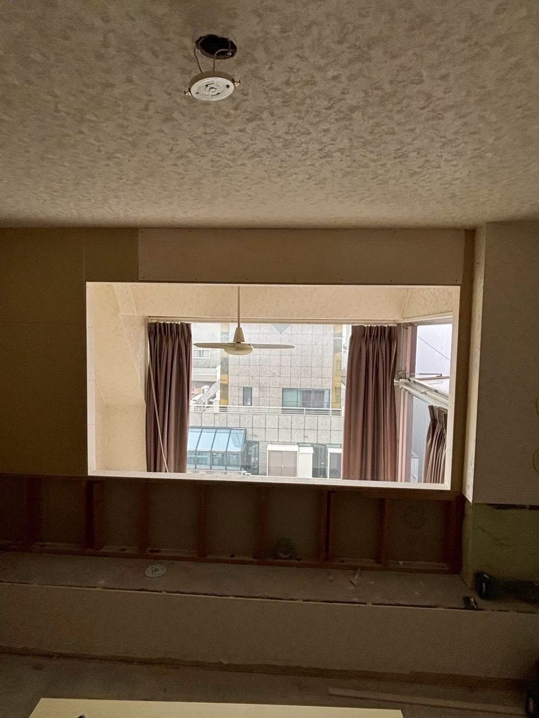 大阪市淀川区のマンションリノベーション事例（施工中）｜室内窓デコマドを入れるため既存のフィックス開口を広げた壁｜造作工事