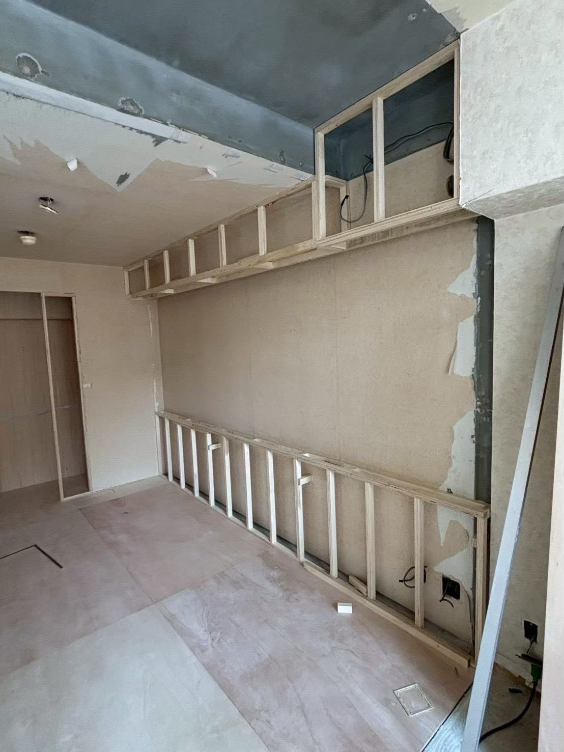 大阪市淀川区のマンションリノベーション事例（施工中）｜窓下の造作ベンチと室内窓まわりに組んだ木下地｜造作工事