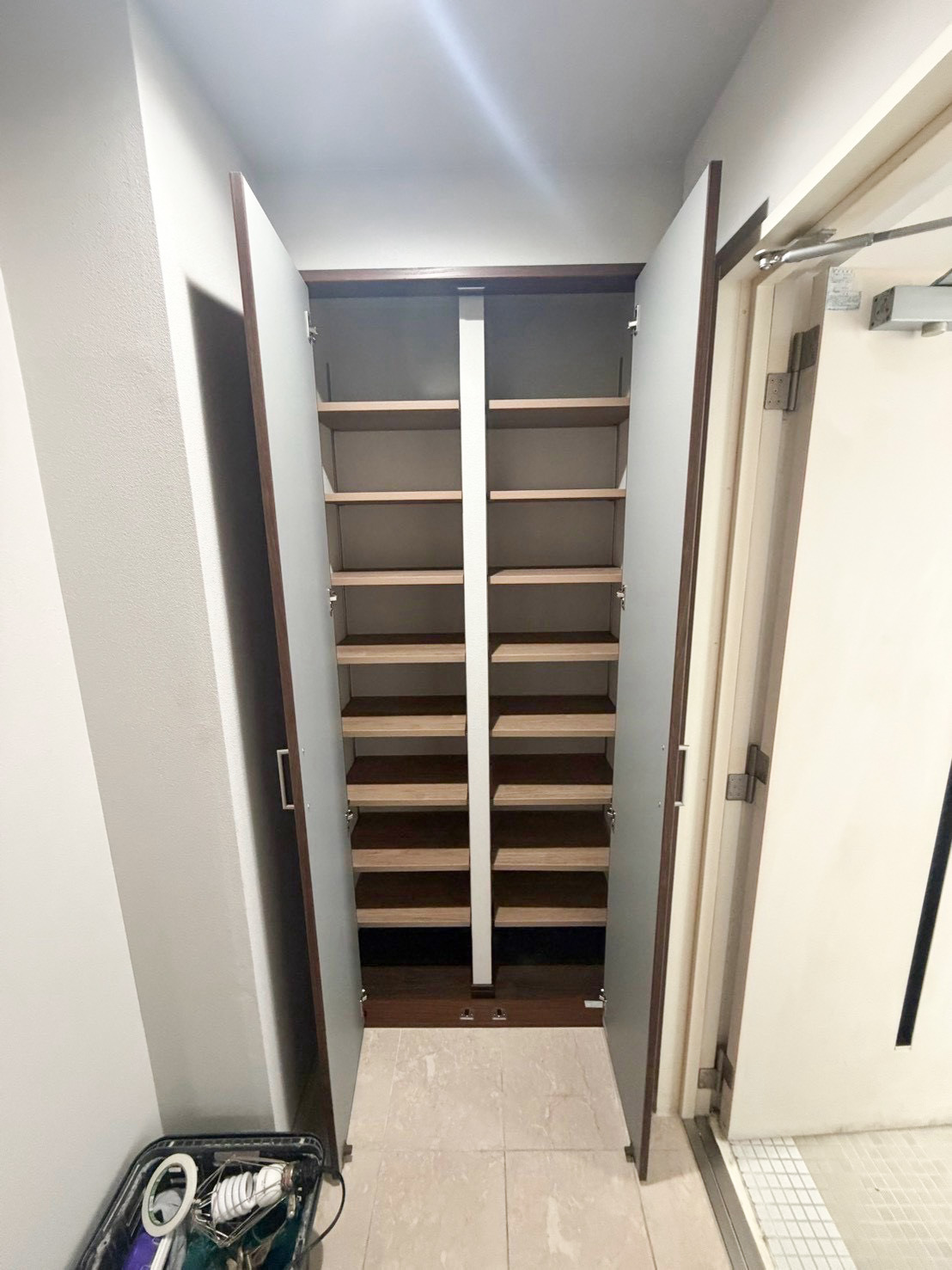 大阪市淀川区のマンションリノベーション事例｜観音開き建具と可動棚を組んだ玄関のシューズクローク｜造作工事