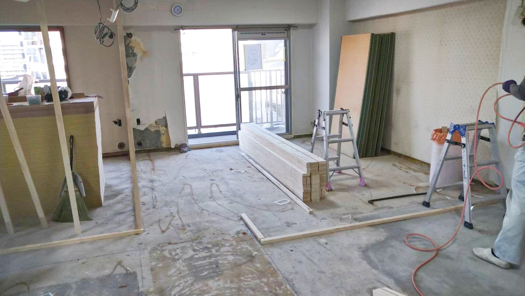 解体後、スケルトン状態から新しい間取りの下地を組み始めたマンションの室内|株式会社TEAM-Rの施工現場