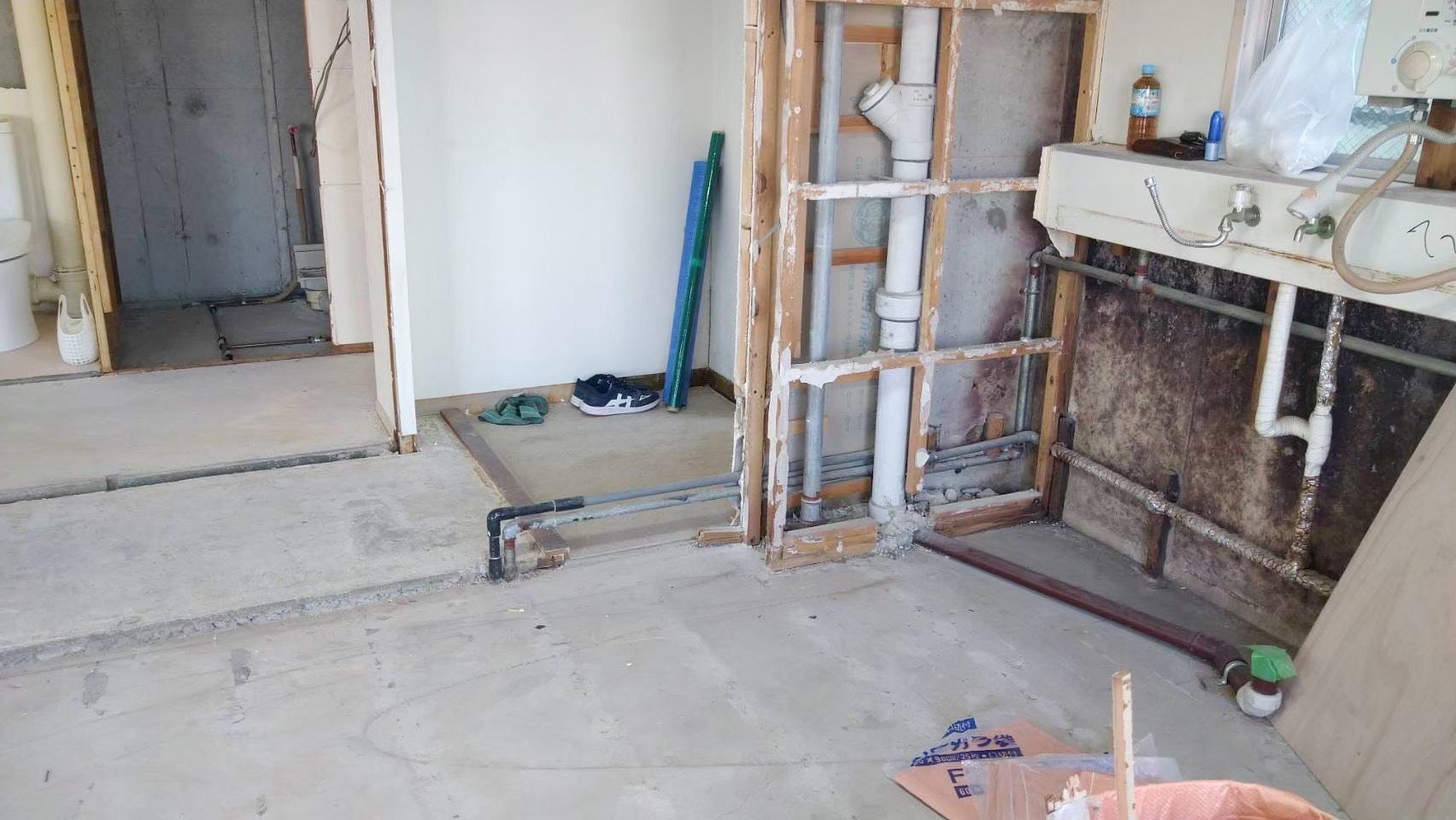 解体して現れた既存の給排水配管と古い水まわり設備|中古マンションのフルリノベーション|株式会社TEAM-Rの施工現場
