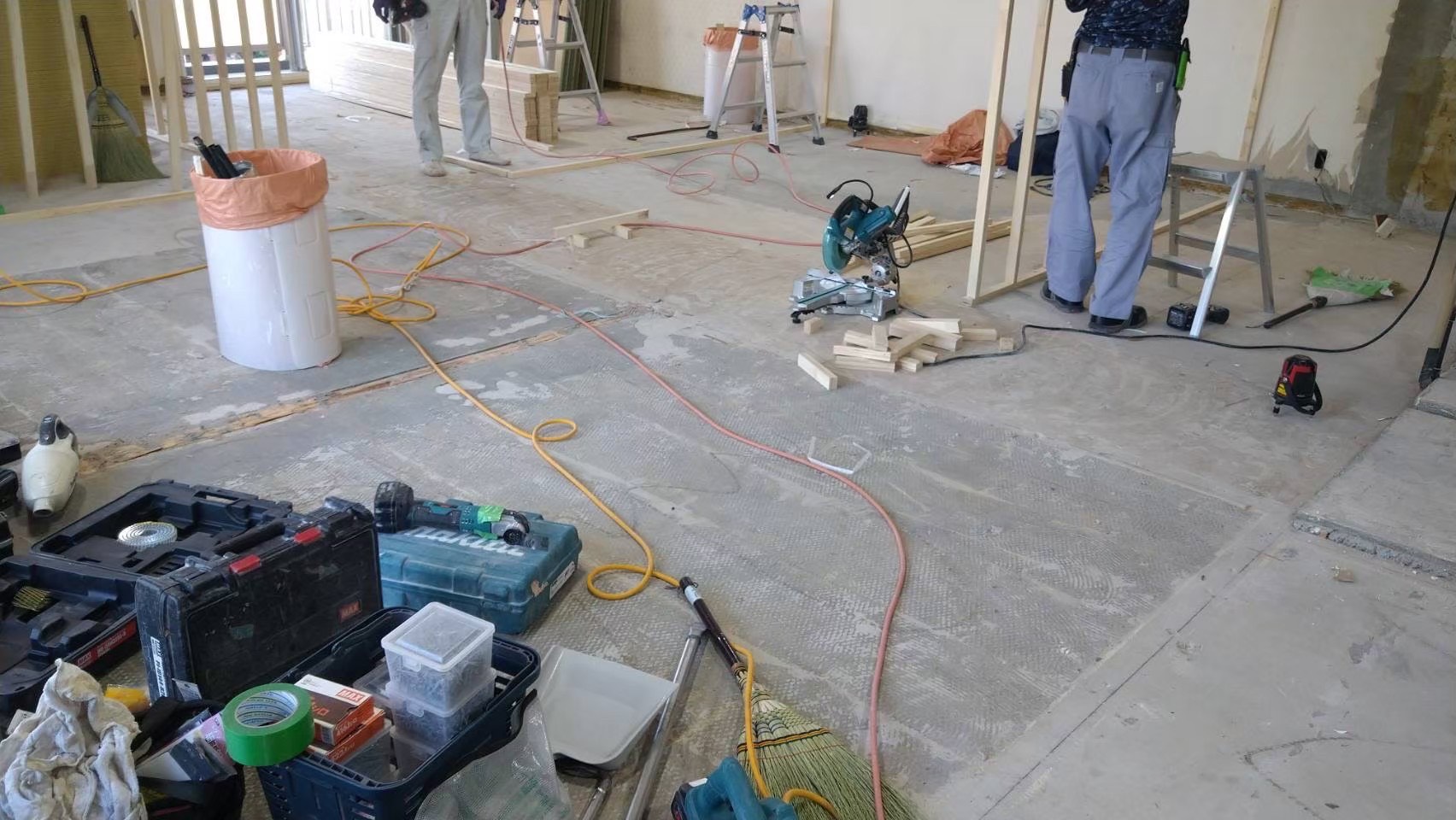 新しい間取りの下地を大工が組んでいるマンションのリノベーション現場|株式会社TEAM-Rの施工現場