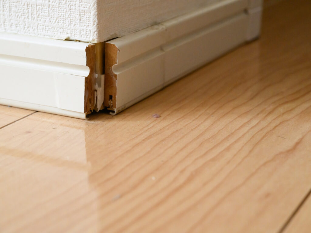出隅で巾木の継ぎ目にすき間が空いている例|納まりが雑な場合の説明イメージ