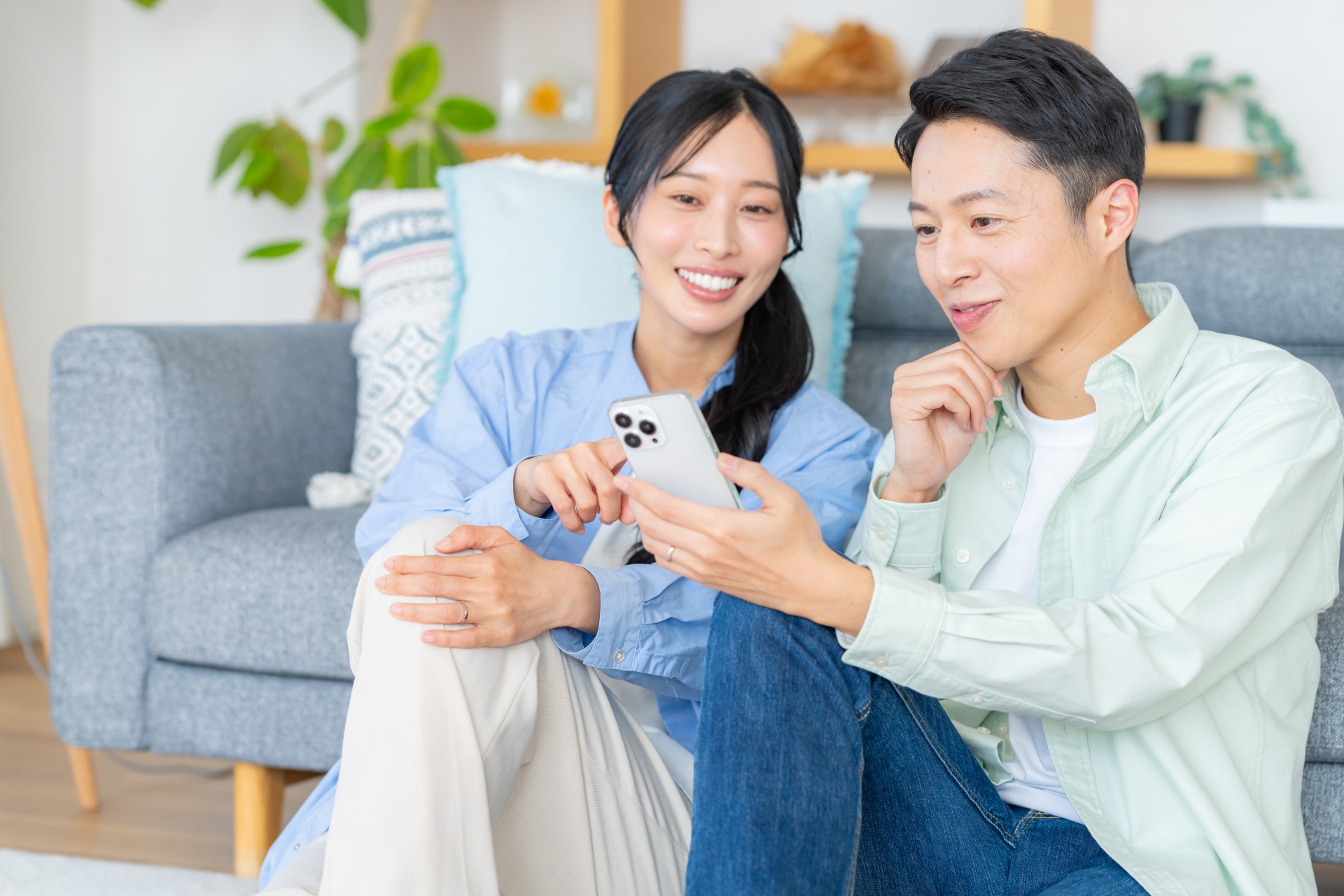 リノベーションを考えている夫婦がネットを見ている画像